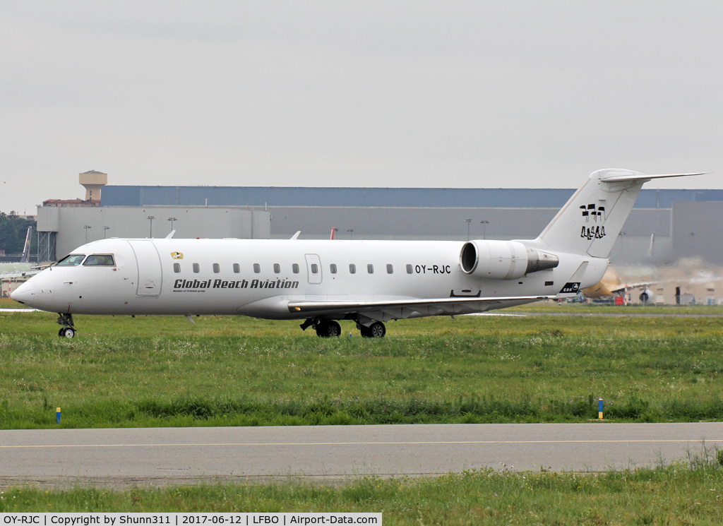 OY-RJC, 1993 Canadair CRJ-100LR (CL-600-2B19) C/N 7015, Taxiing holding point rwy 32R for departure...