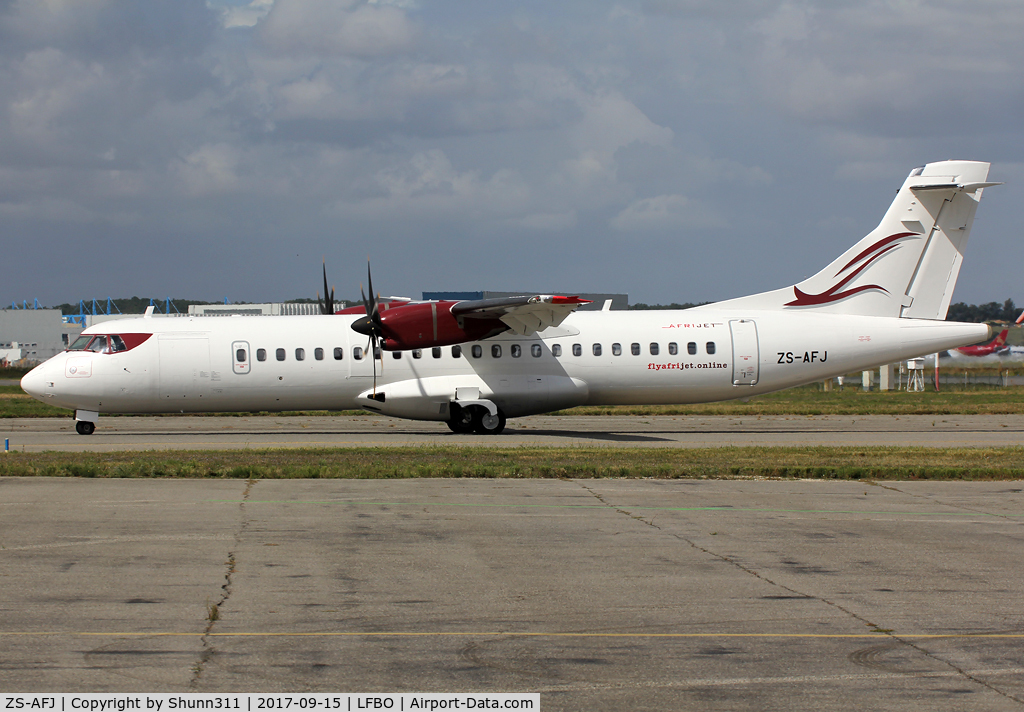 ZS-AFJ, 2004 ATR 72-212A C/N 715, Taxiing for departure...