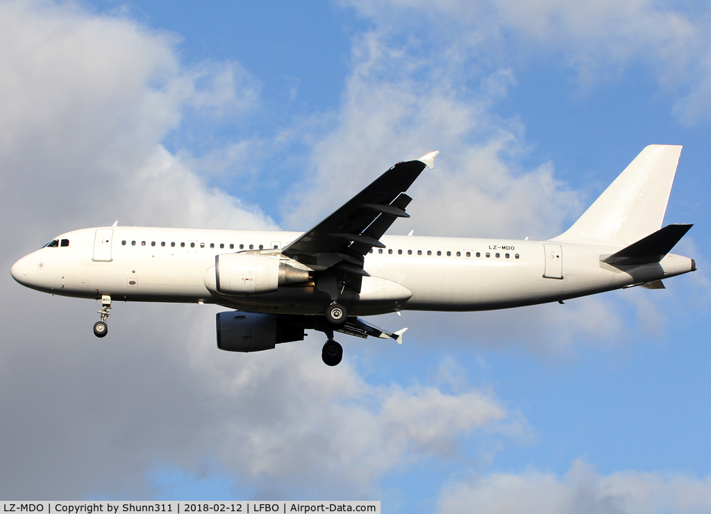LZ-MDO, 1998 Airbus A320-214 C/N 0879, Landing rwy 32L in all white c/s