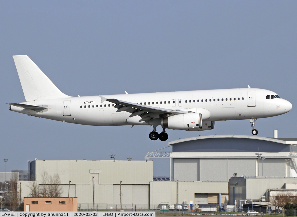 LY-VEI, 1998 Airbus A320-233 C/N 0902, Landing rwy 14R in all white c/s... diverted from Madrid...