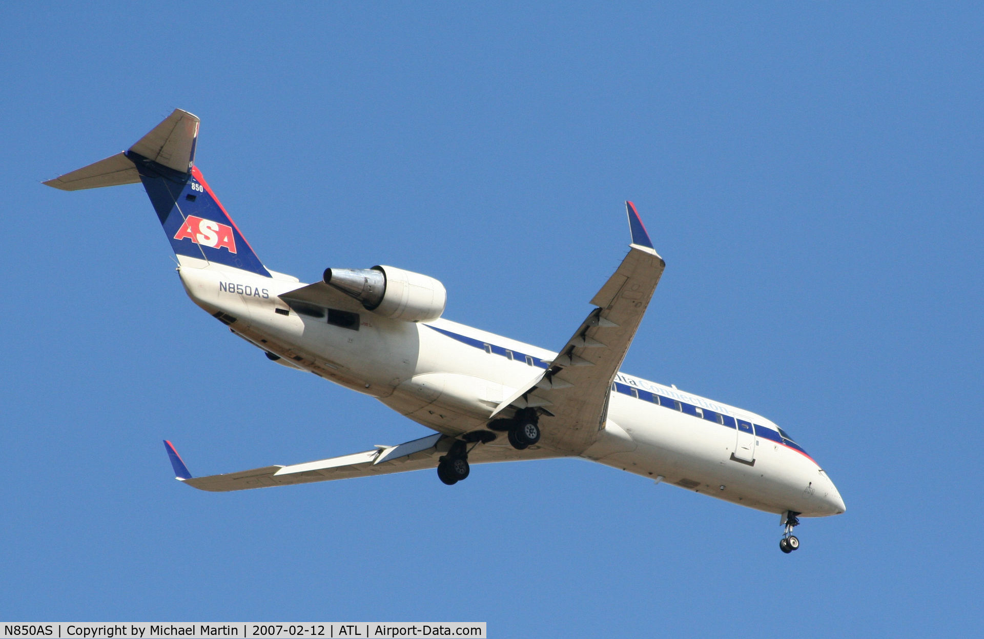 N850AS, 1999 Bombardier CRJ-200ER (CL-600-2B19) C/N 7355, Over the numbers of 26L