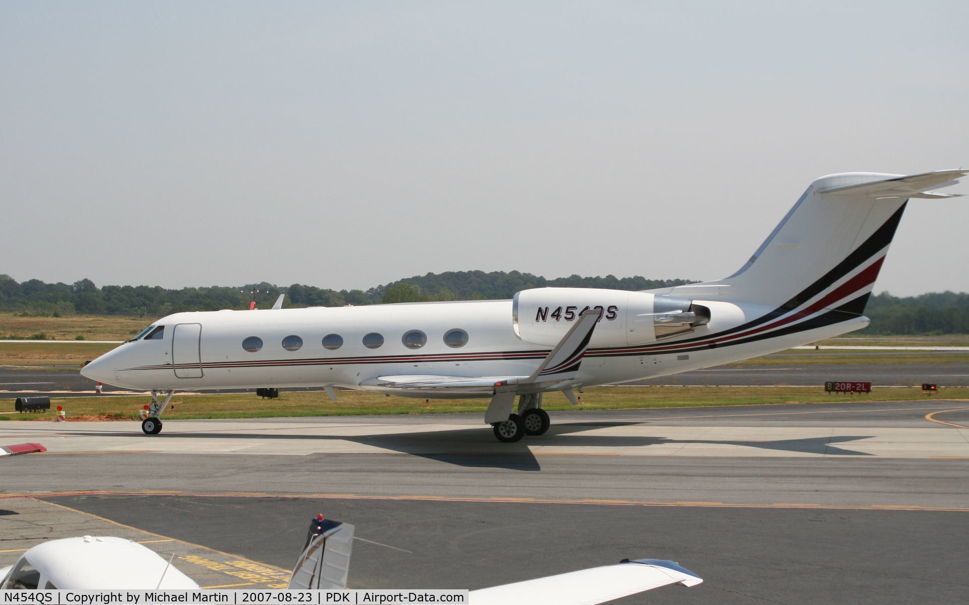 N454QS, 2001 Gulfstream Aerospace Gulfstream IV C/N 1454, NetJet taxing to Signature Flight Services