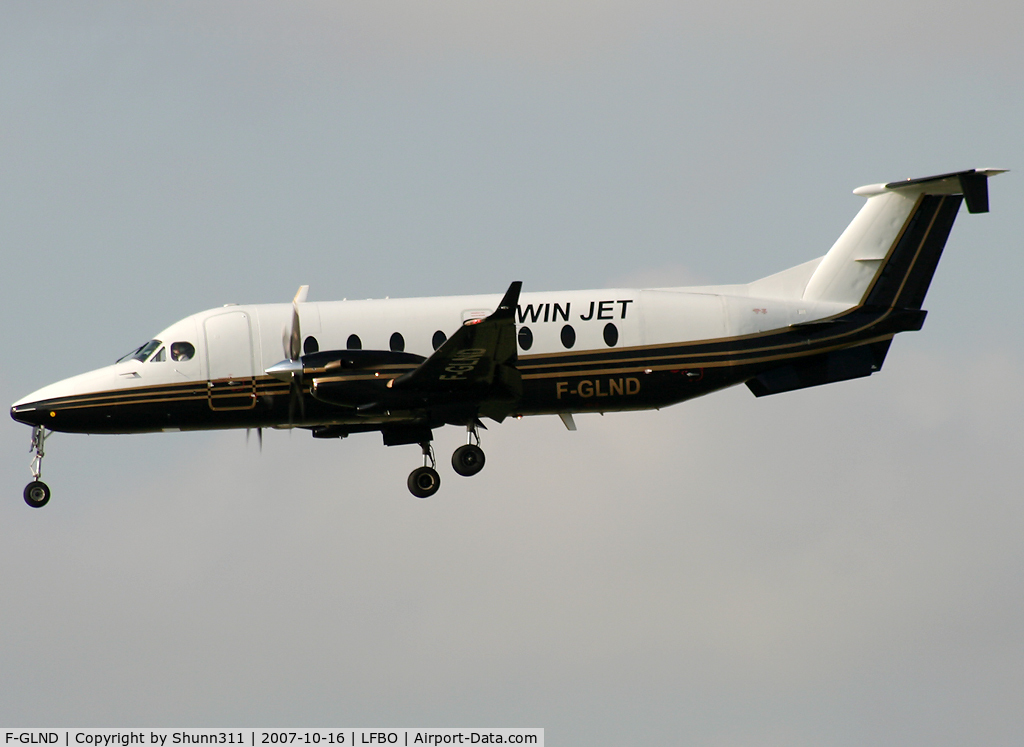 F-GLND, 1996 Beech 1900D C/N UE-196, Landing rwy 14L