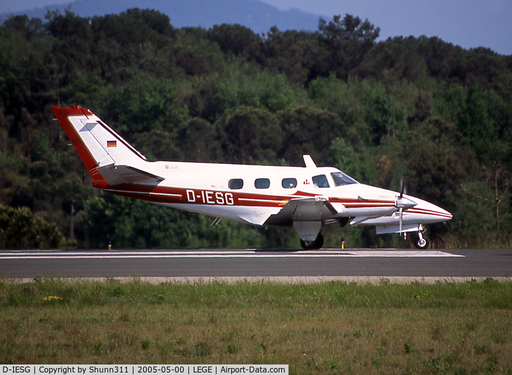 D-IESG, 1975 Beech B-60 Duke C/N P-341, Ready to take off rwy 20