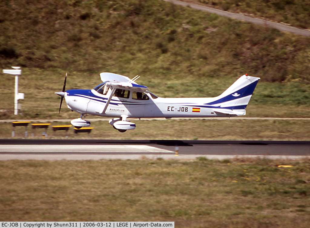 EC-JOB, 2005 Cessna 172S C/N 172S9949, Landing rwy 20...