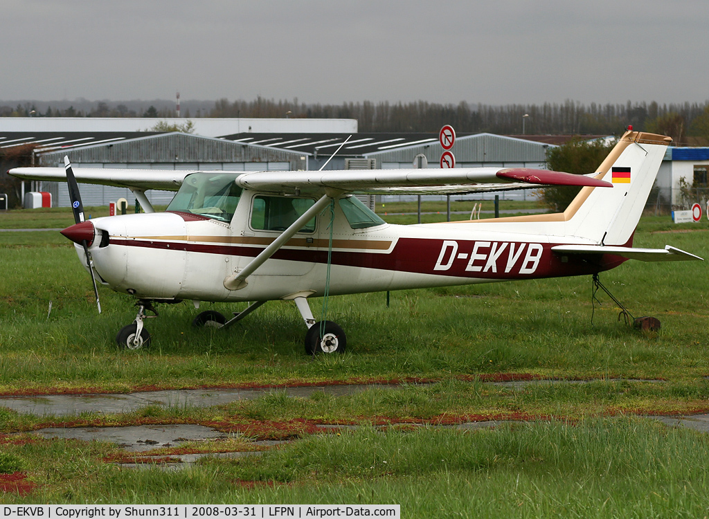 D-EKVB, Cessna 150L C/N 15073720, Parked in the grass...