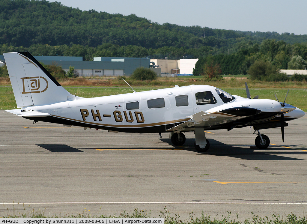 PH-GUD, Piper PA-34-220T V C/N 3449374, Parked near the Airclub...
