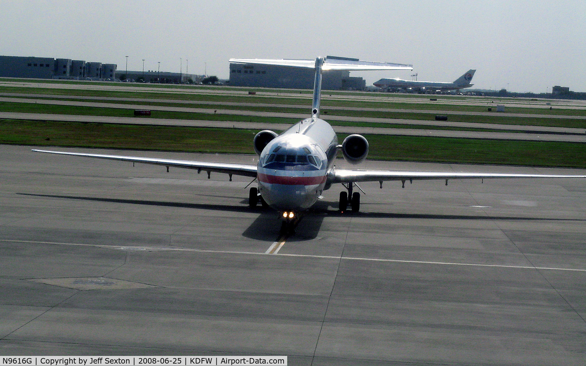 N9616G, 1997 McDonnell Douglas MD-83 (DC-9-83) C/N 53563, Arriving at Terminl B Dallas-Fort Worth International Airport