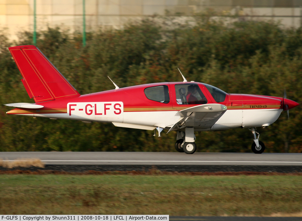 F-GLFS, Socata TB-20 Trinidad C/N 1364, Arriving from light flight and going to the Airclub...
