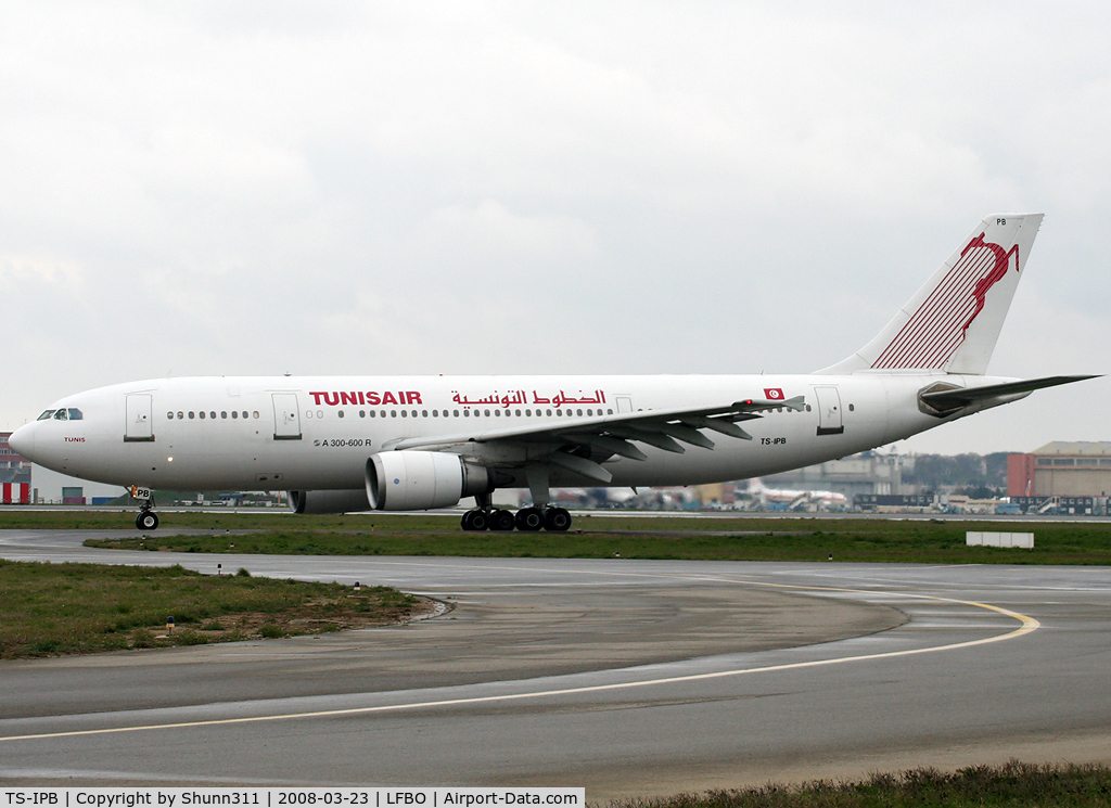 TS-IPB, 1990 Airbus A300B4-605R C/N 563, Rolling holding point rwy 32R for departure