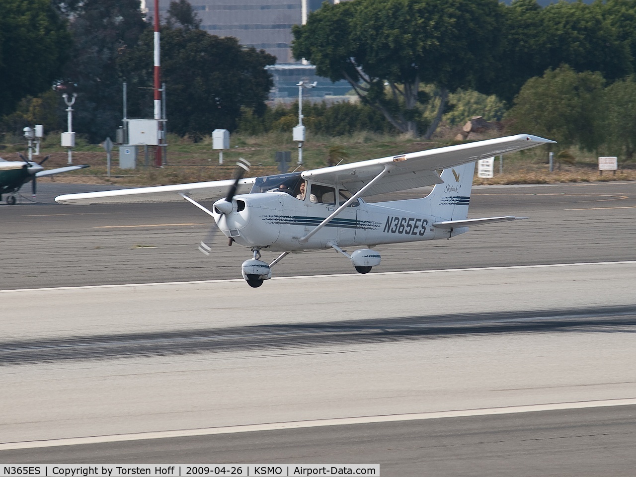 N365ES, 1997 Cessna 172R C/N 17280023, N365ES departing from RWY 21