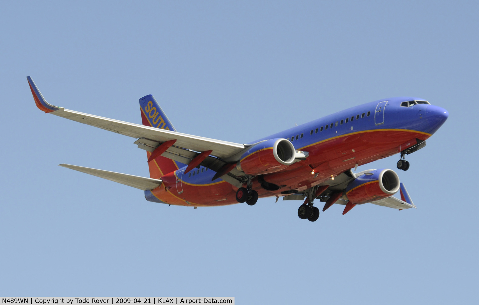 N489WN, 2004 Boeing 737-7H4 C/N 33855, Landing 24R at LAX