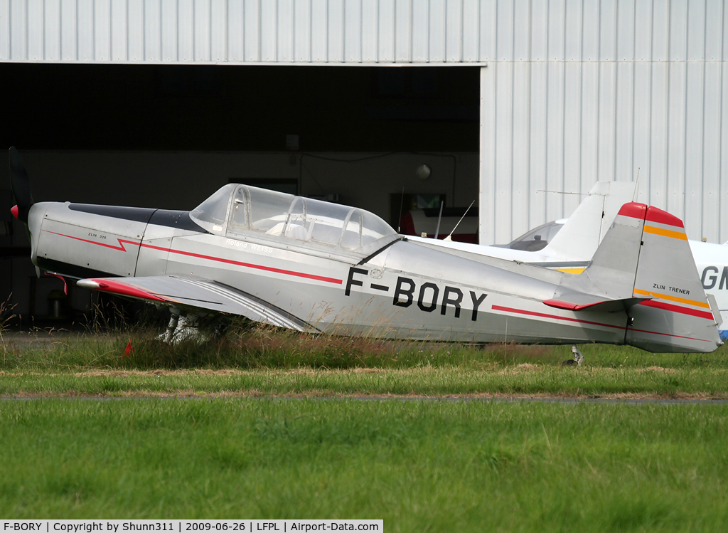 F-BORY, Zlin Z-326 Trener Master C/N 927, Parked in the grass