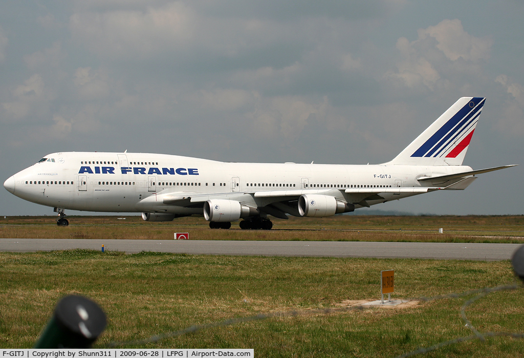F-GITJ, 2004 Boeing 747-428 C/N 32871, Taxiing for departure...