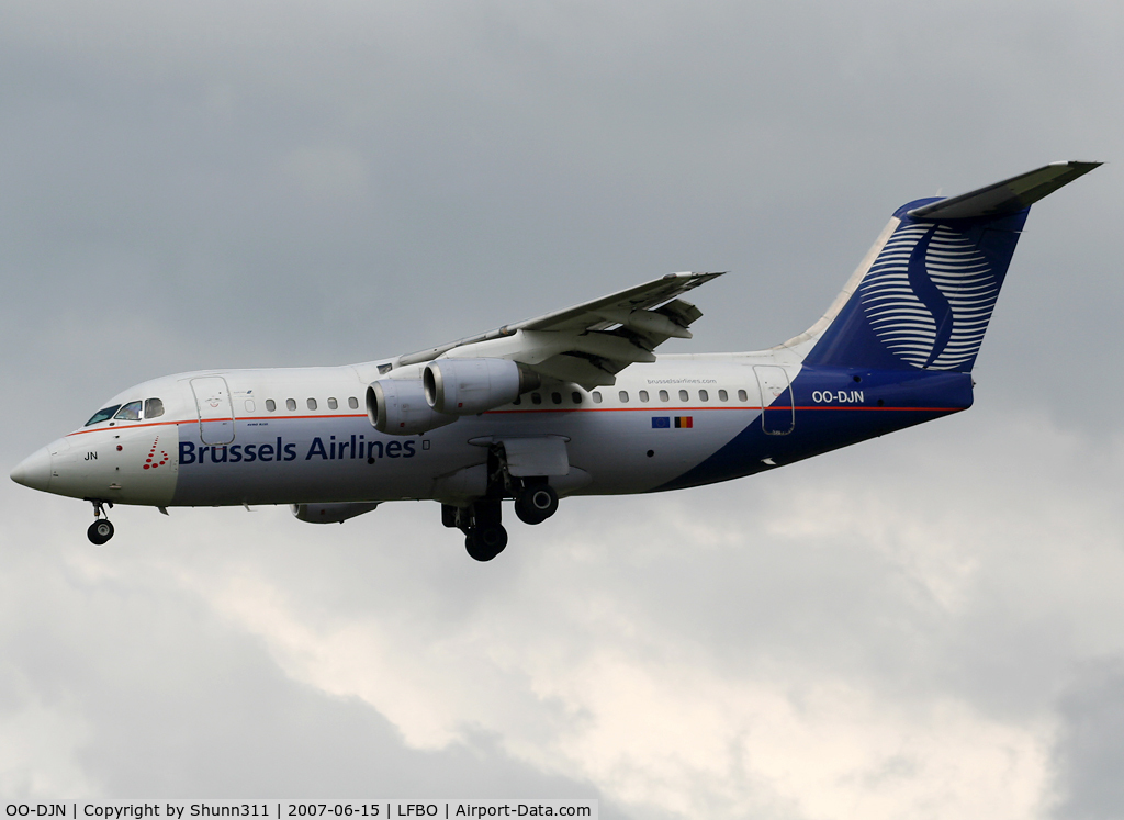 OO-DJN, 1995 British Aerospace Avro 146-RJ85 C/N E.2275, Landing rwy 32L