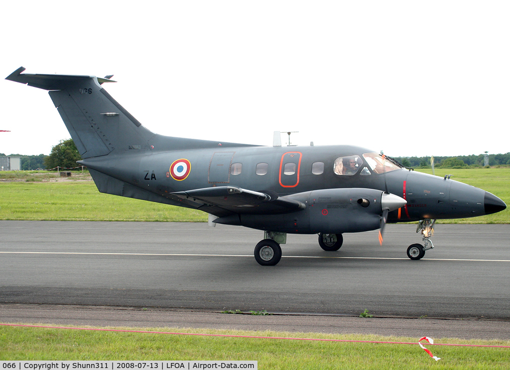 066, Embraer EMB-121AN Xingu C/N 121066, Used as a demo for 'Kamomille' Patrol during LFOA Airshow 2008
