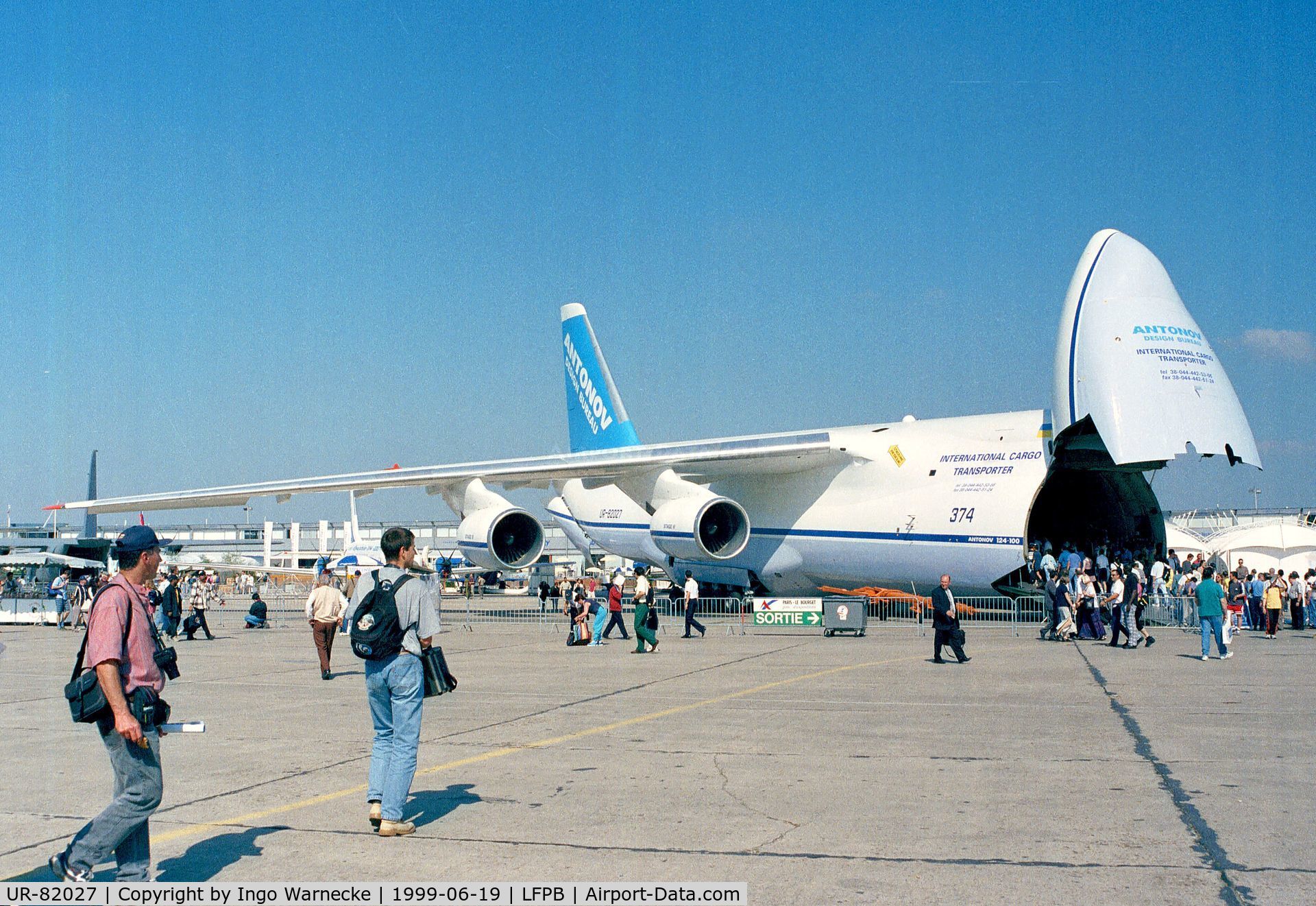 UR-82027, 1990 Antonov An-124-100 Ruslan C/N 19530502288, Antonov An-124-100 Ruslan at the Aerosalon 1999, Paris