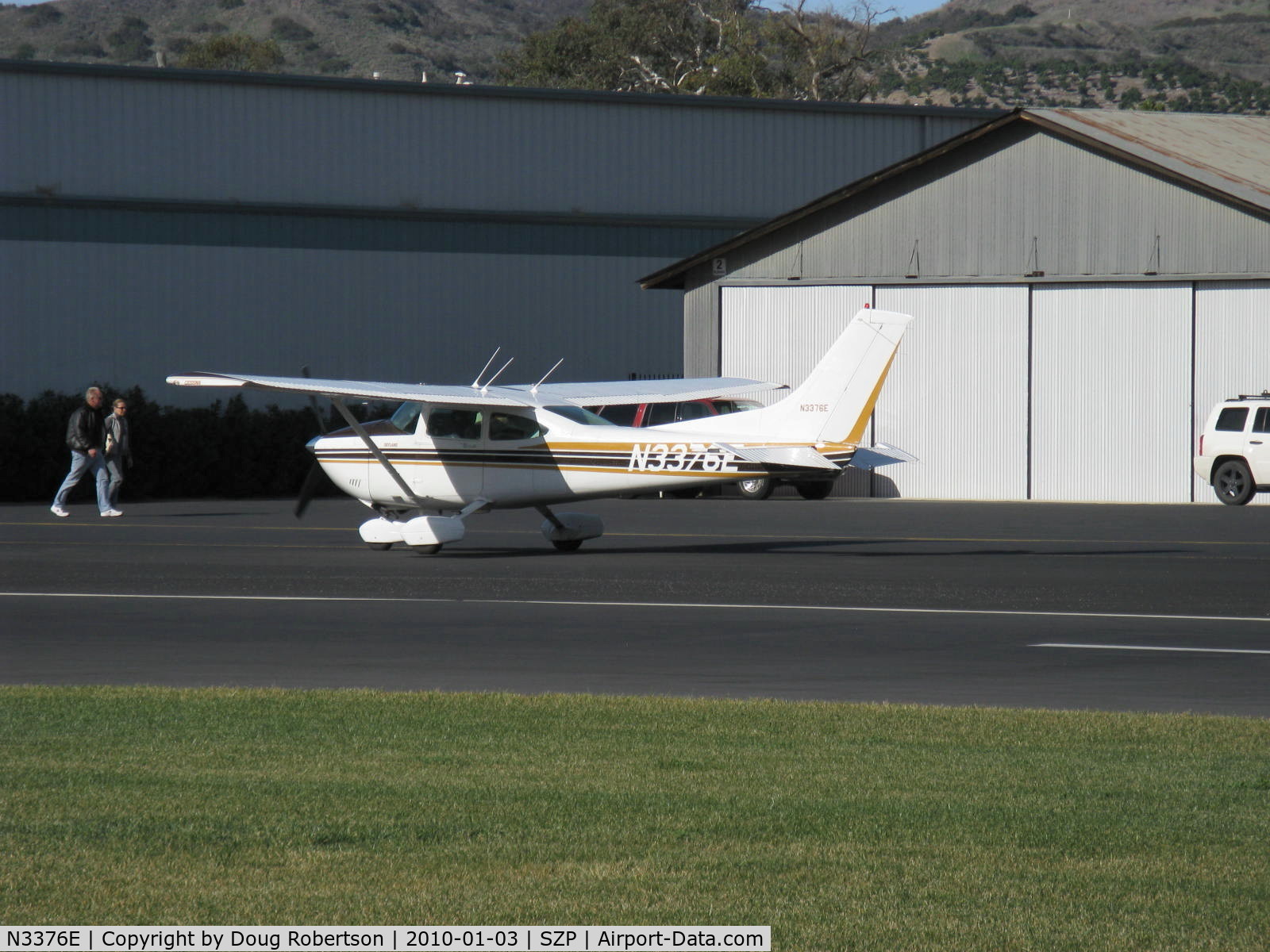 N3376E, 1982 Cessna 182R Skylane C/N 18268243, 1982 Cessna 182R SKYLANE, Continental O-470-U 230 Hp, holding short Rwy 04