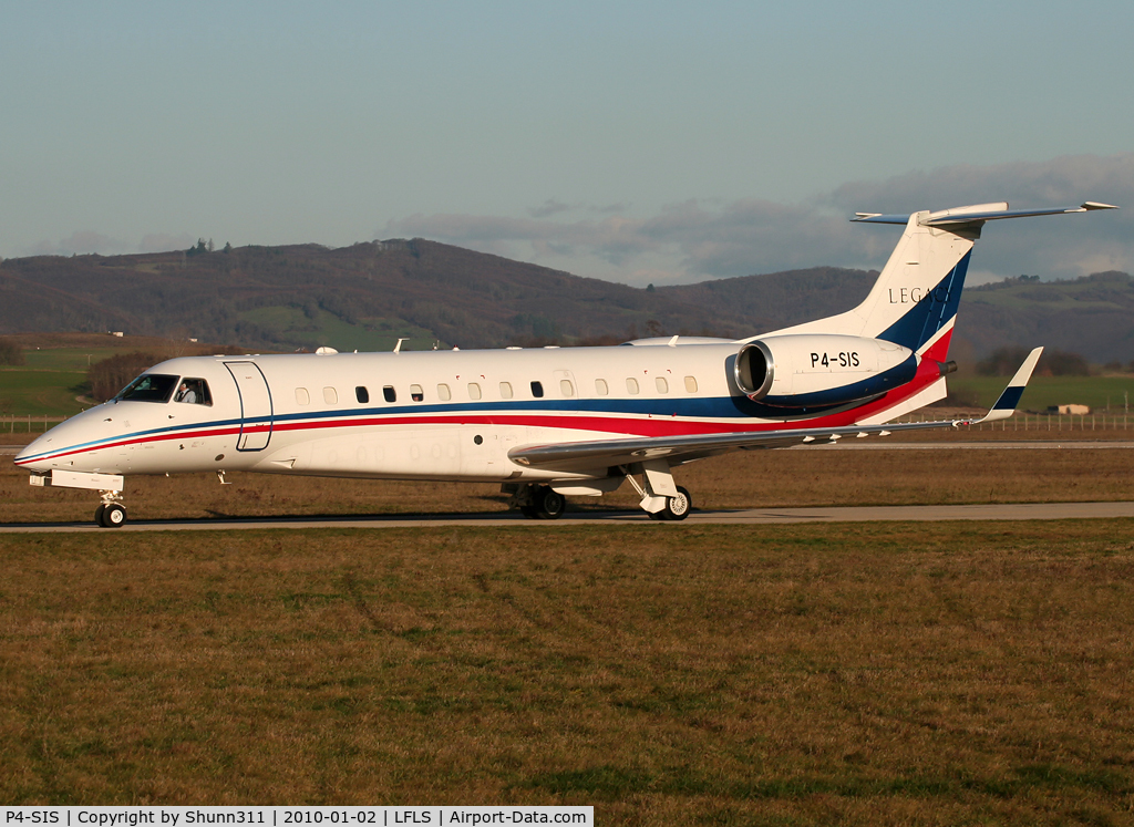 P4-SIS, Embraer EMB-135BJ Legacy C/N 14500586, Lining up rwy 09 for departure...