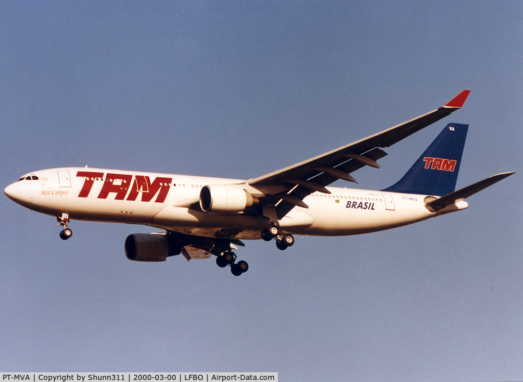 PT-MVA, 1998 Airbus A330-223 C/N 232, Landing rwy 33L