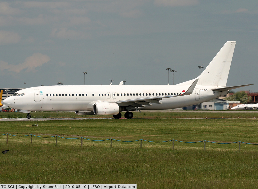 TC-SGI, 1998 Boeing 737-86J C/N 28069, Lining up rwy 32R for departure... Air Algerie flight...