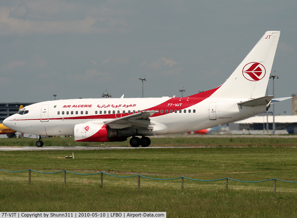 7T-VJT, 2002 Boeing 737-6D6 C/N 30546, Lining up rwy 32R with new engines c/s...