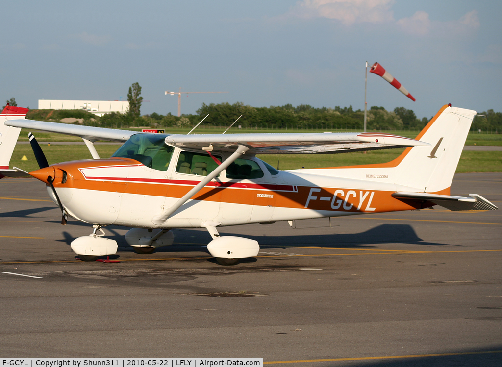 F-GCYL, Reims F172P C/N 2086, Parked at the General Aviation...