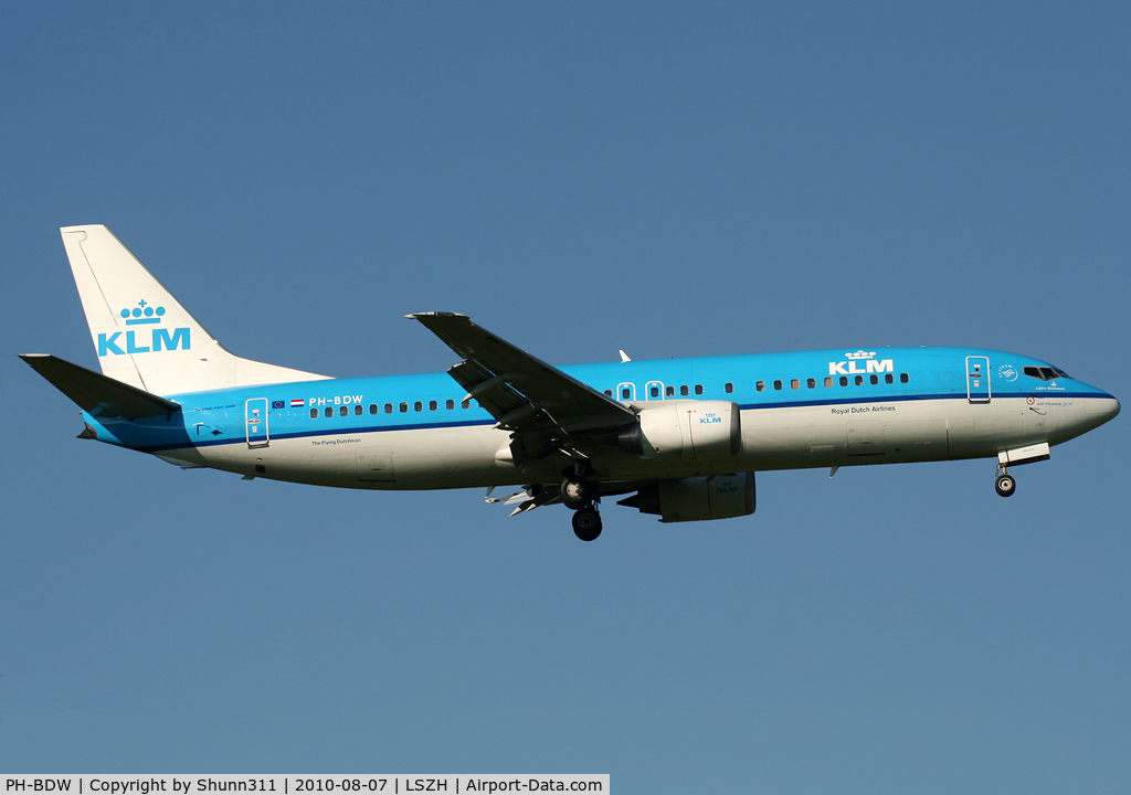 PH-BDW, 1990 Boeing 737-406 C/N 24858, Landing rwy 14