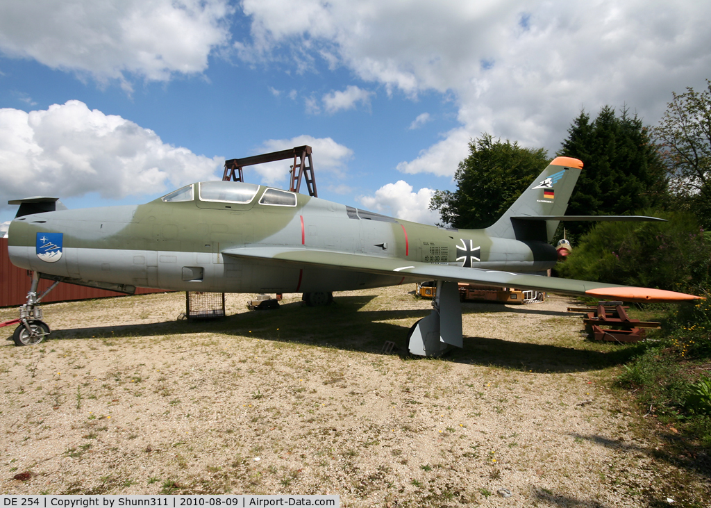 DE 254, 1951 Republic F-84F Thunderstreak C/N Not found (DE 254), S/n 51-1702 - Preserved @ Hermeskeil Museum near the car park...