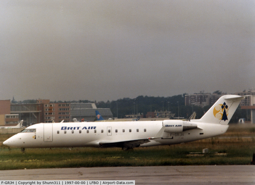 F-GRJH, 1997 Canadair CRJ-100ER (CL-600-2B19) C/N 7162, Taxiing holding point rwy 33R for departure...