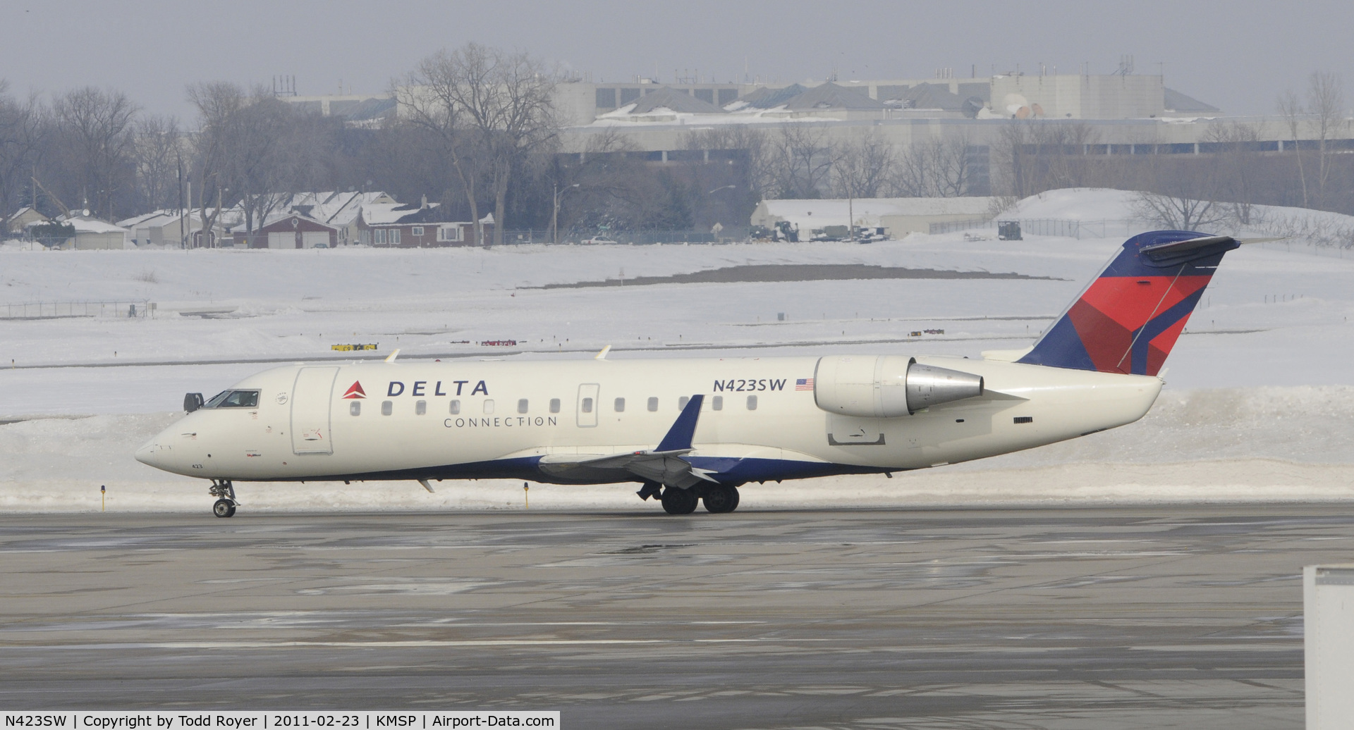N423SW, 2000 Bombardier CRJ-200LR (CL-600-2B19) C/N 7456, Taxi for departure at MSP