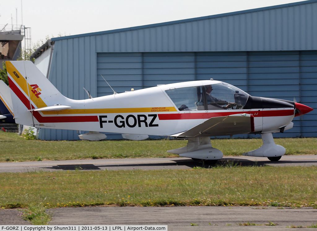 F-GORZ, Robin DR-400-120 Dauphin 2+2 C/N 2284, Taxiing to the Airclub...