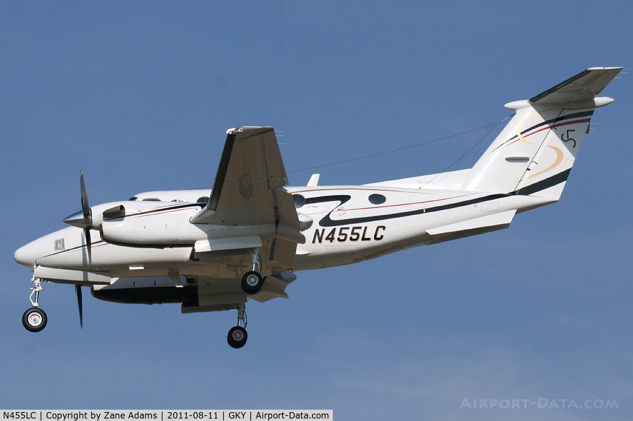N455LC, 1992 Beech B200 King Air C/N BB-1429, Landing at Arlington Municipal