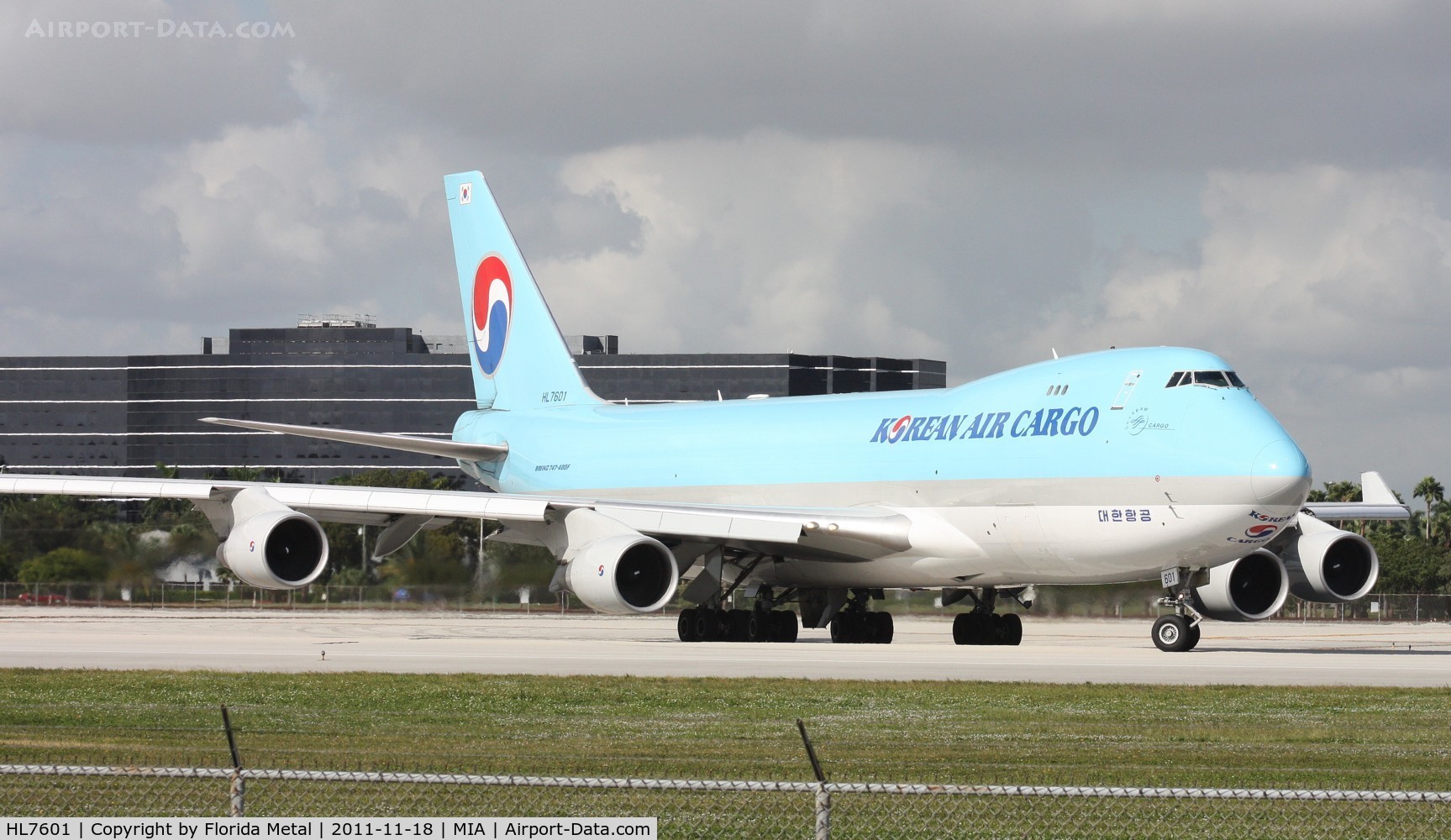 HL7601, 2004 Boeing 747-4B5F/SCD C/N 33949, After about 3 planes landed, the Korean 747 now cleared for take off on 9