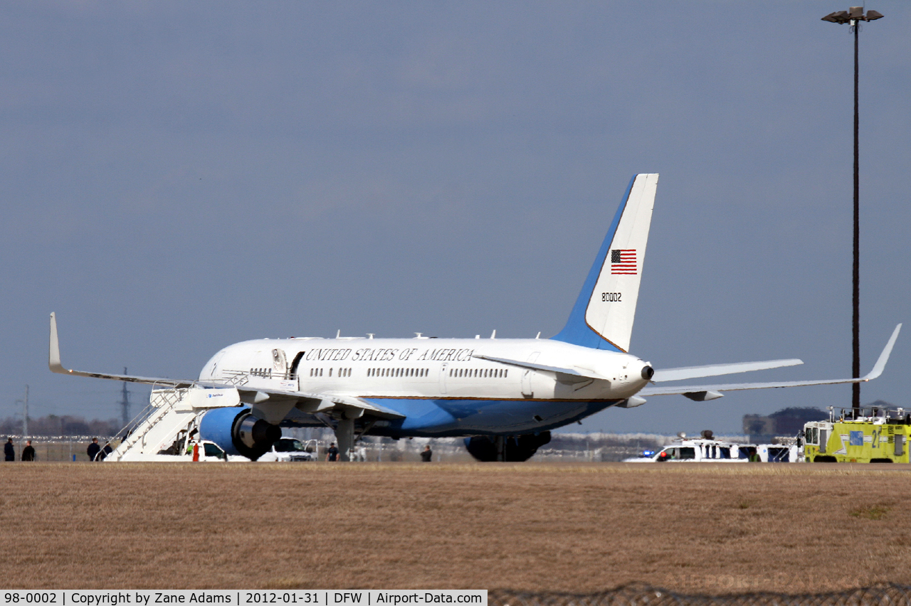98-0002, 1998 Boeing C-32A (757-200) C/N 29026, Vice President Joe Biden arrives at DFW Airport on Air Force Two