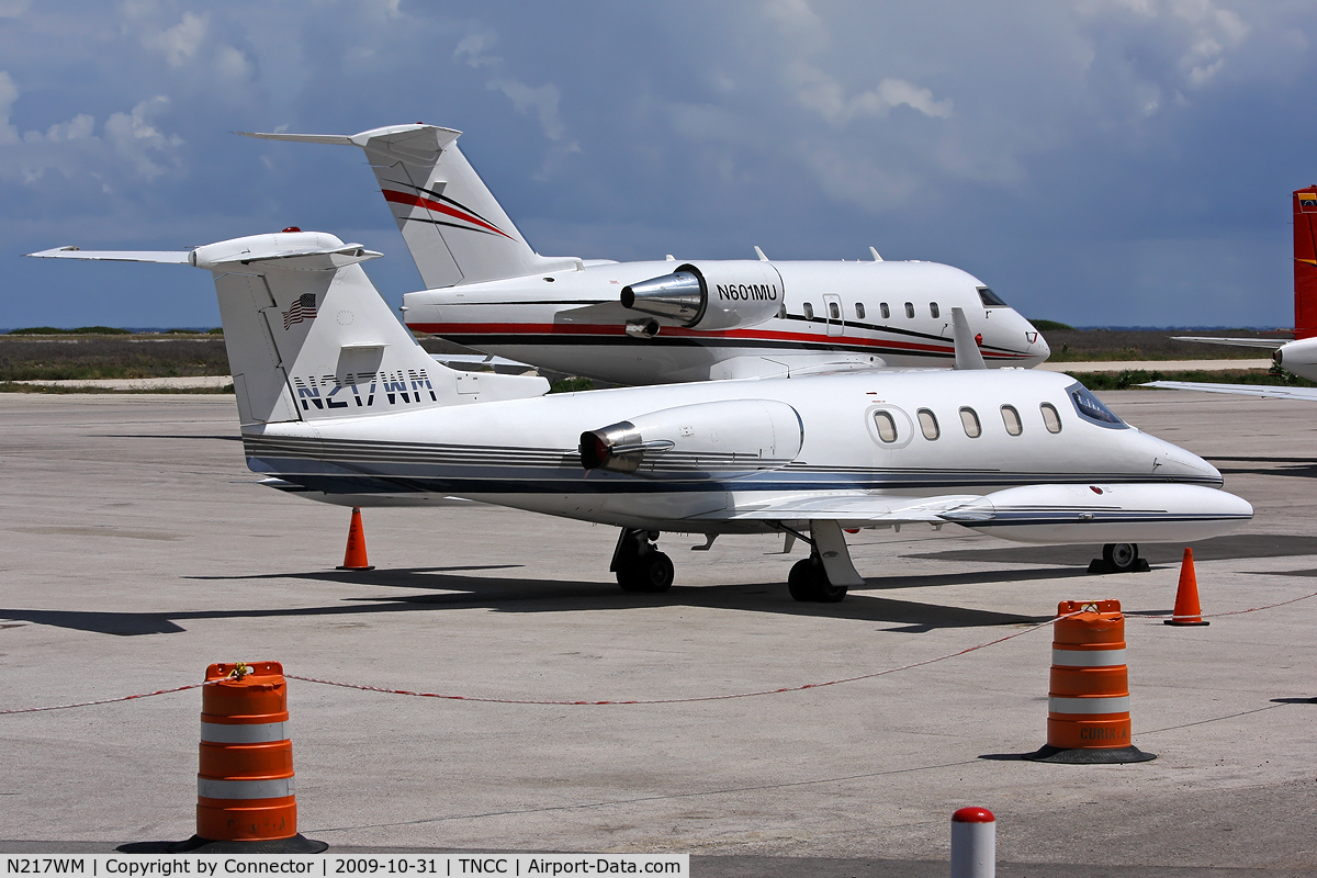 N217WM, 1976 Gates Learjet 25D C/N 217, Waiting in the hot sun of Curacao.