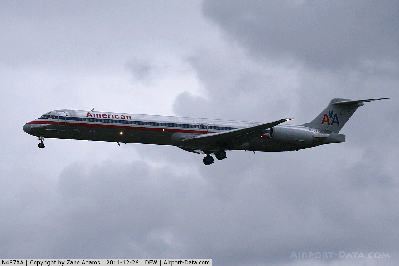 N487AA, 1988 McDonnell Douglas MD-82 (DC-9-82) C/N 49680, At DFW Airport
