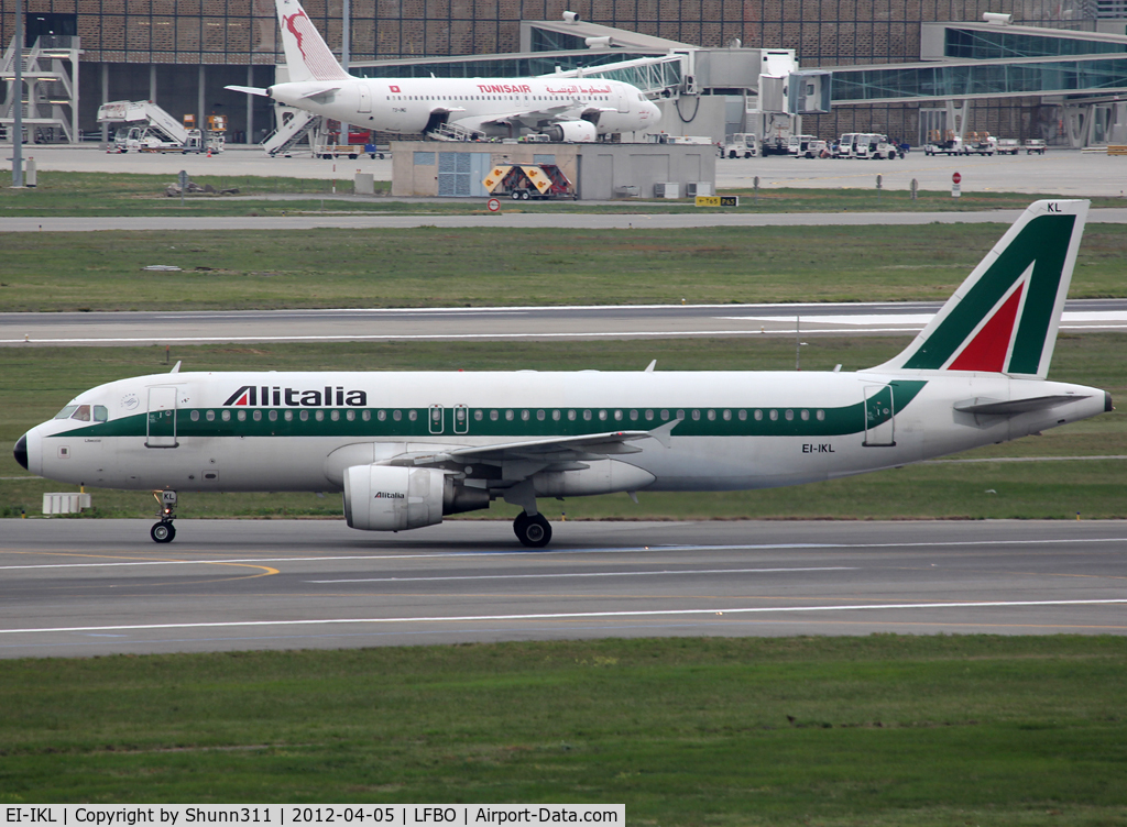 EI-IKL, 2001 Airbus A320-214 C/N 1489, Taxiing to the Terminal...