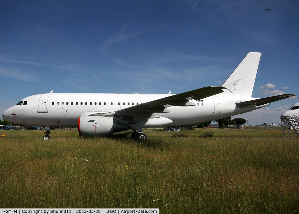F-GYFM, 1999 Airbus A319-112 C/N 1068, Stored in all white c/s at Latecoere Aeroservices facility...