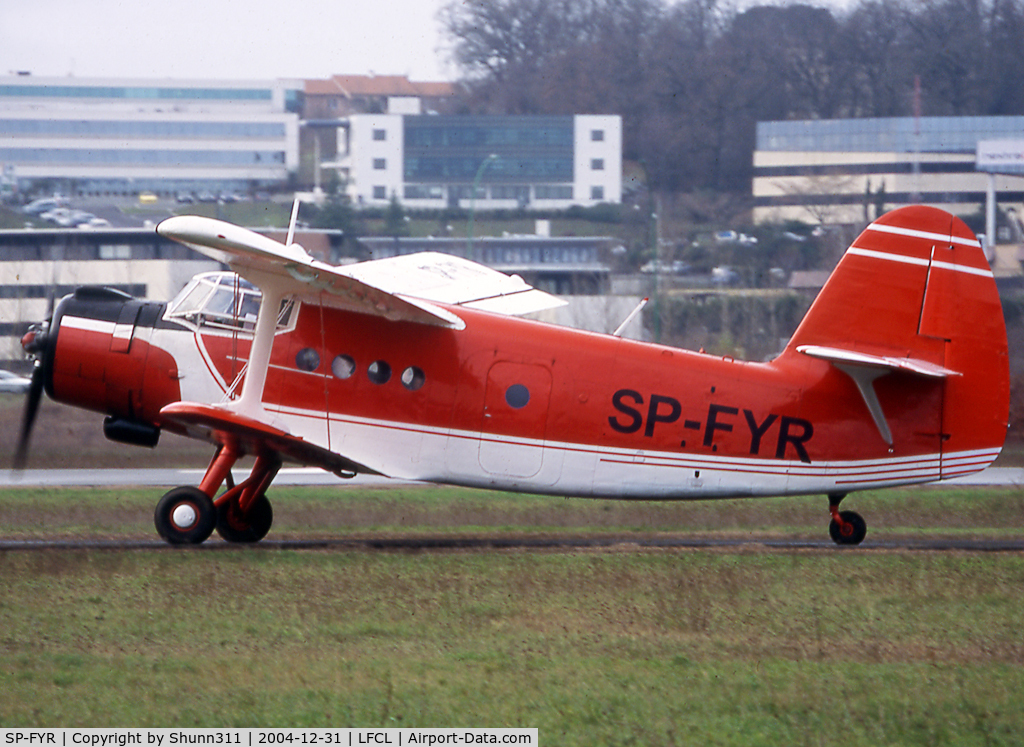 SP-FYR, Antonov An-2T C/N 1G174-43, Taxiing for departure during the last day of 2004...