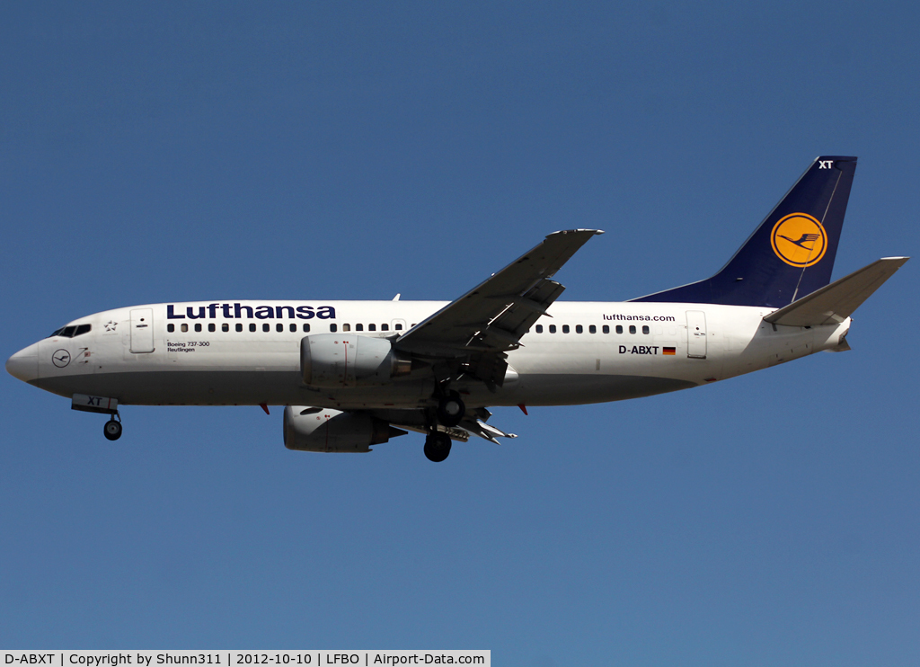 D-ABXT, 1989 Boeing 737-330 C/N 24281, Landing rwy 32L with additional 'Lufthansa.com' titles