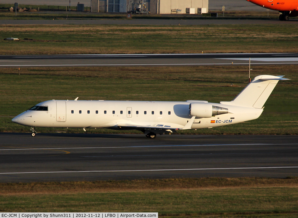 EC-JCM, 2004 Bombardier CRJ-200ER (CL-600-2B19) C/N 7981, Backtracking rwy 32L to the Terminal...