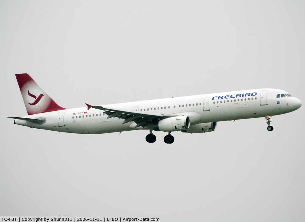 TC-FBT, 1998 Airbus A321-131 C/N 855, Landing rwy 32L with additional small 'Air Algerie' titles