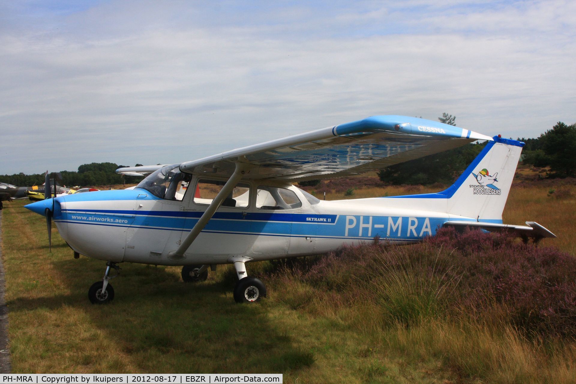 Aircraft PH-MRA (Cessna 172M Skyhawk II C/N 17266964) Photo by lkuipers  (Photo ID: AC863655)