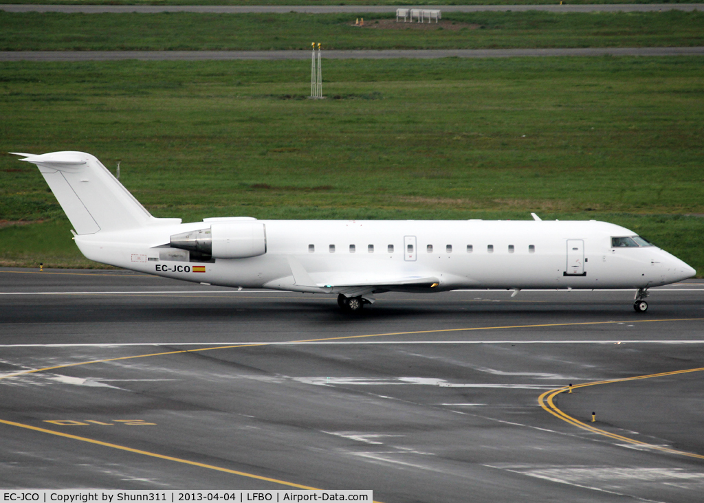 EC-JCO, 2004 Bombardier CRJ-200ER (CL-600-2B19) C/N 7984, Lining up rwy 14R in all white c/s now...