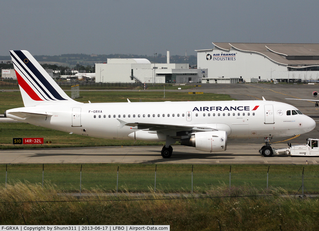 F-GRXA, 2001 Airbus A319-111 C/N 1640, Trackted to Bikini area after maintenance and new paint at Air France facility...