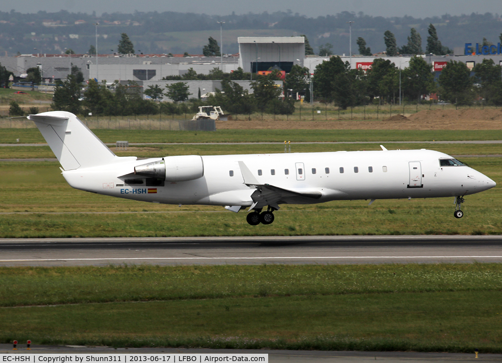 EC-HSH, 2000 Canadair CRJ-200ER (CL-600-2B19) C/N 7466, Landing rwy 14R in all white c/s