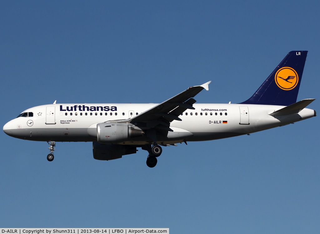D-AILR, 1997 Airbus A319-114 C/N 723, Landing rwy 32R with additional 'Lufthansa.com' titles