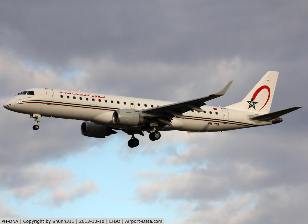 PH-DNA, 2010 Embraer 190AR (ERJ-190-100IGW) C/N 19000372, Landing rwy 32L in new c/s and with arab titles