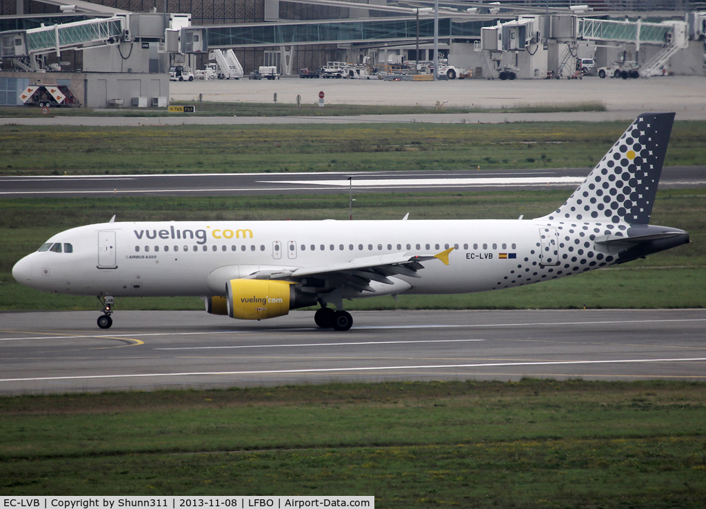 EC-LVB, 2000 Airbus A320-214 C/N 1210, Taxiing to the Terminal after landing...